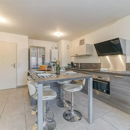 Bel Appartement-garage Prive-balcon-wifi Fibre شقة