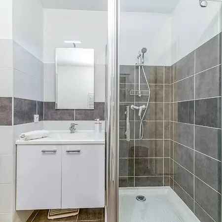 Bel Appartement-garage Prive-balcon-wifi Fibre شقة *
